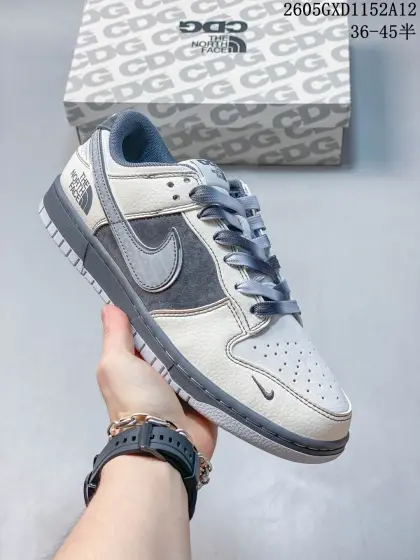 潮酷撞色 机能拉满 SB DUNK LOW,北面联名款质感直接拉满!米白与黑灰撞色拼接,麂皮材质加持触感细腻,双层Swoosh设计辨识度超高,后跟THE NORTH FACE标识凸显联名身份,细节精致做工扎实.经典低帮鞋型百搭不挑穿搭,软弹鞋底脚感舒适,兼顾街头潮流与日常实穿性,通勤出街、休闲穿搭都能轻松驾驭,颜值与性能双在线,轻松拿捏潮流氛围感,是日常出街必备的潮流板鞋. 货号:XX3168-202 GXD1152A12